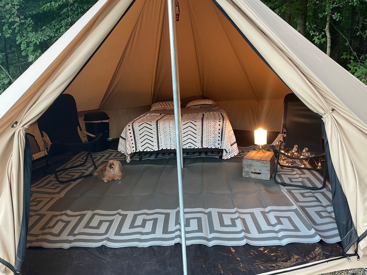 Delightful 1 bedroom Glamping tent w/power