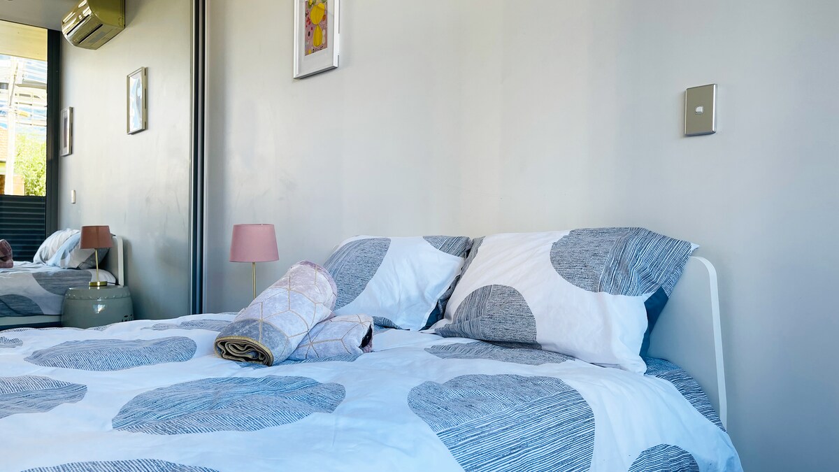 ♥NEW!Comfy Stylish Apt in Rhodes♥Next☞ Train Sta✔