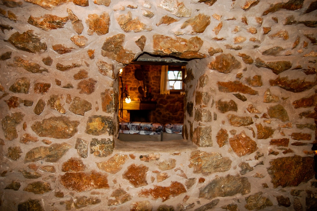 位于中世纪希腊村庄的石屋