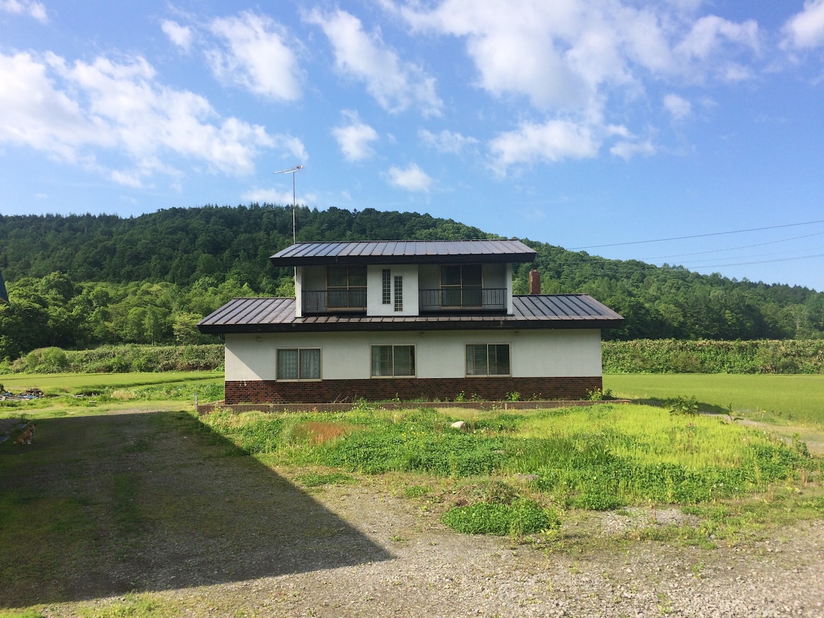 客房，四周环绕着旭川（ Asahikawa ）附近的森林。