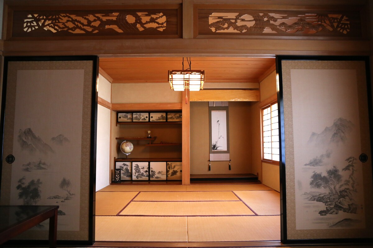 宽敞房屋中的日式客房