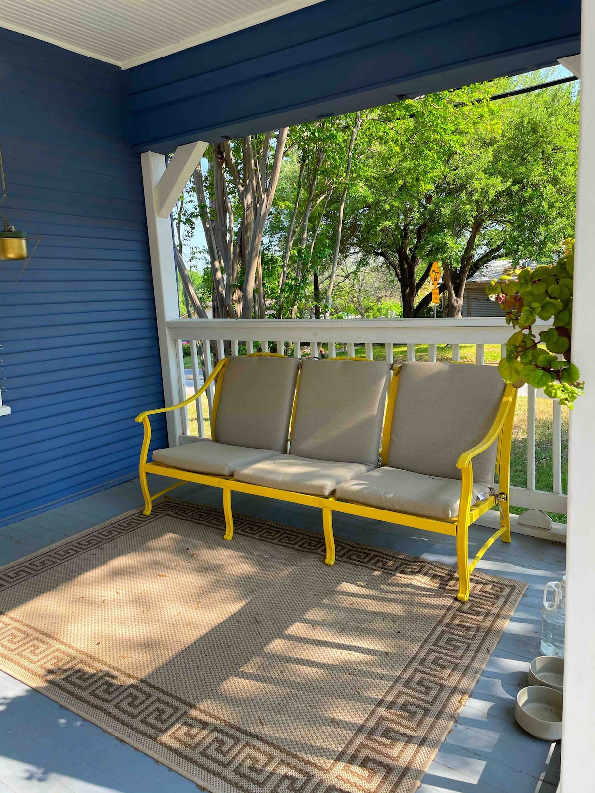 Guest Room in Quiet Bungalow Minutes from Downtown