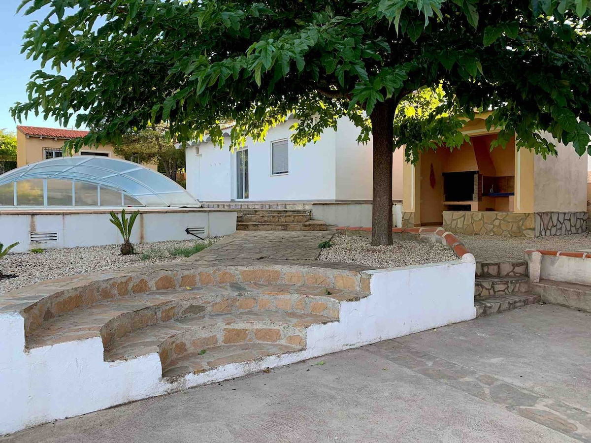 Relajación en la montaña con piscina y jacuzzi.