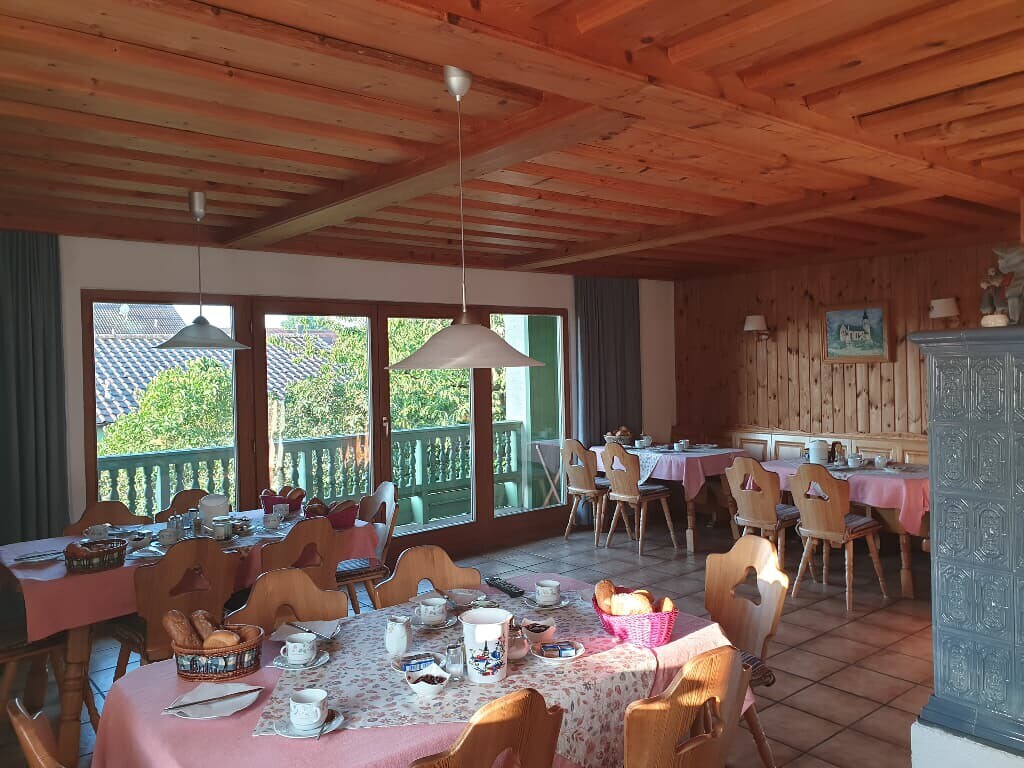 Haus Sonne (Kirchham), Doppelzimmer - gemütlicher Balkon und Blick in's Grüne