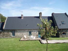 Jolie maison bleue entre mer et campagne