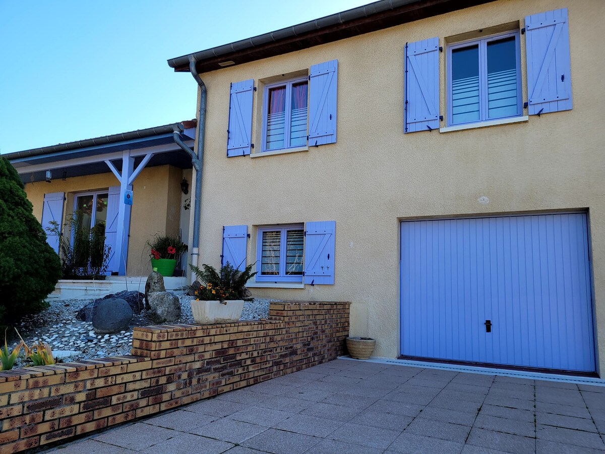 C'est une maison bleue, accrochée à la colline....