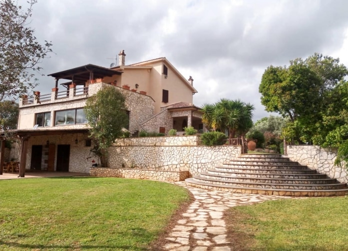 马雷马（ Maremma ）带管道的别墅