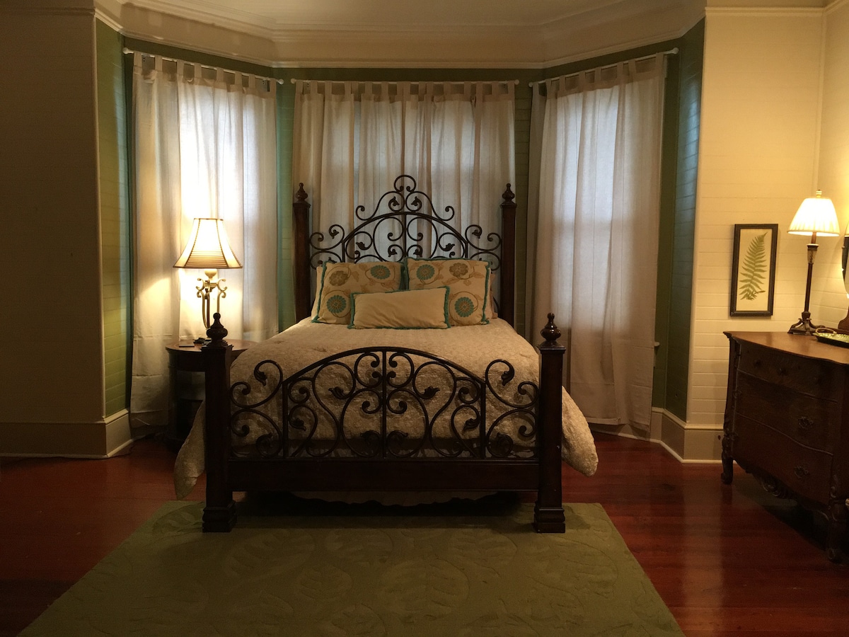 Majestic Jewel Inn ~ Green Envy Suite
