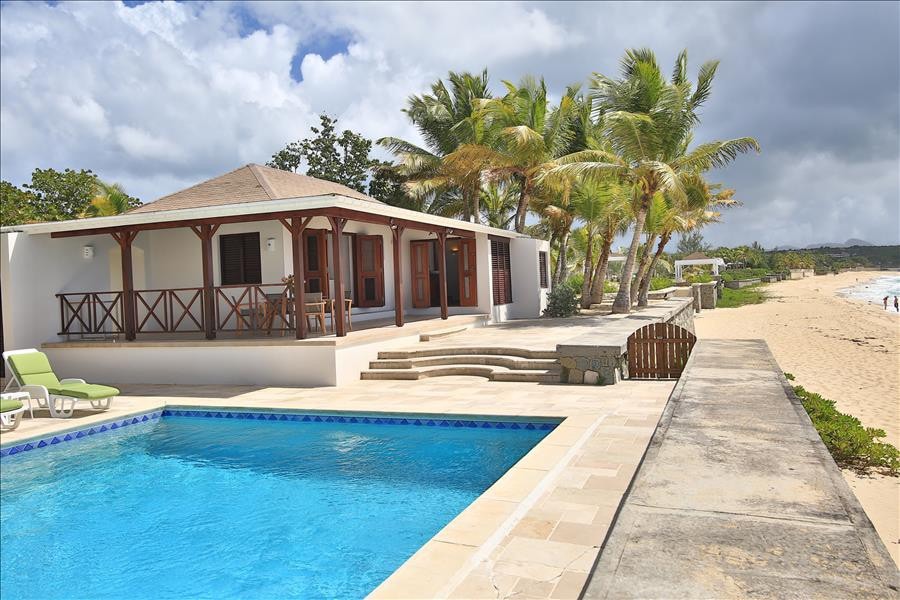 Beachfront 4-bedroom villa at Baie longue