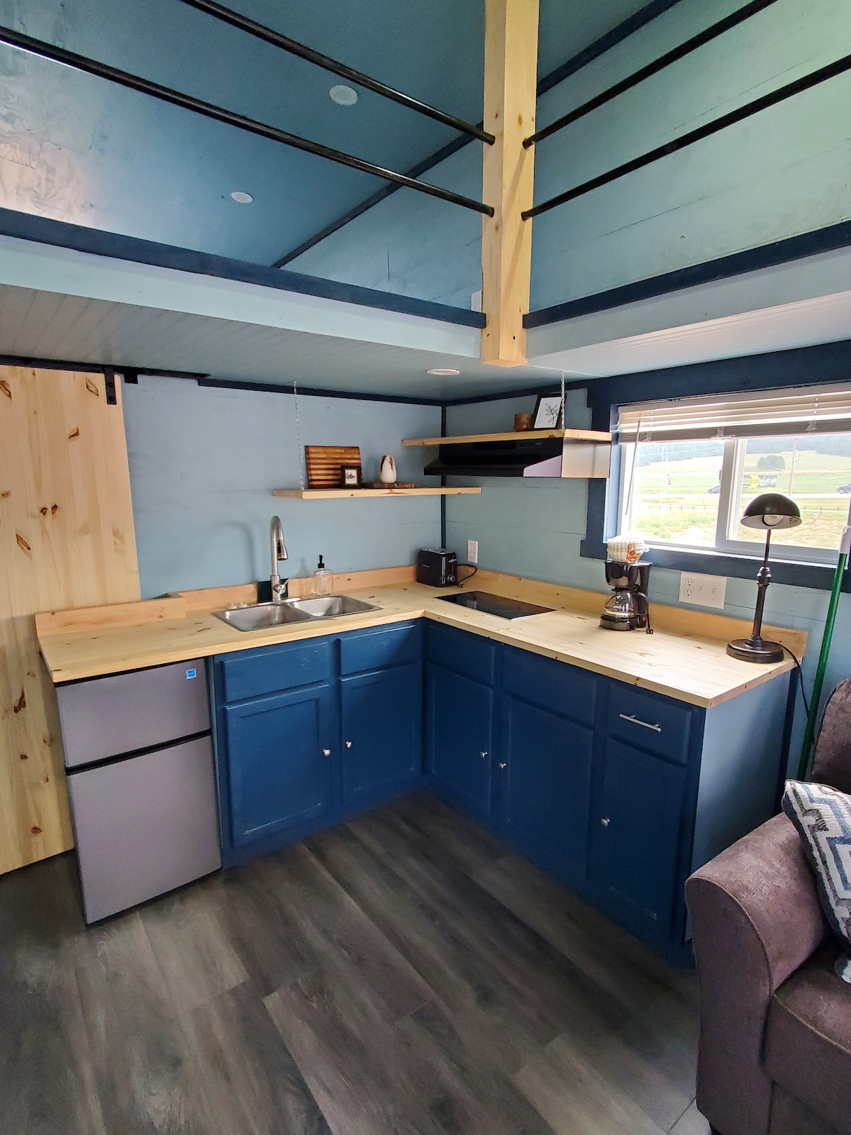 Peaceful Blue Tiny House at foot of Black Hills