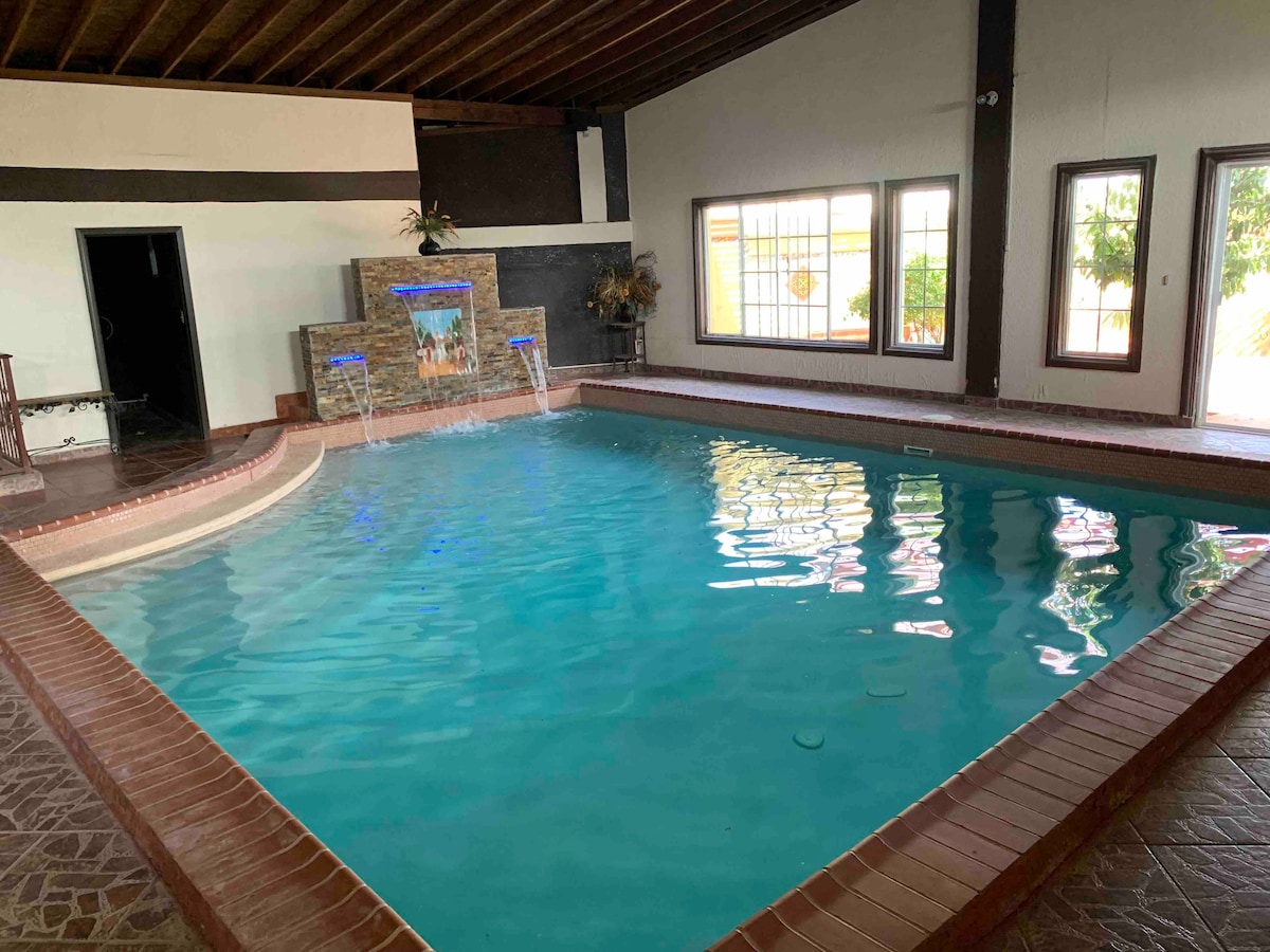 Residencia Curiel-配备室内泳池