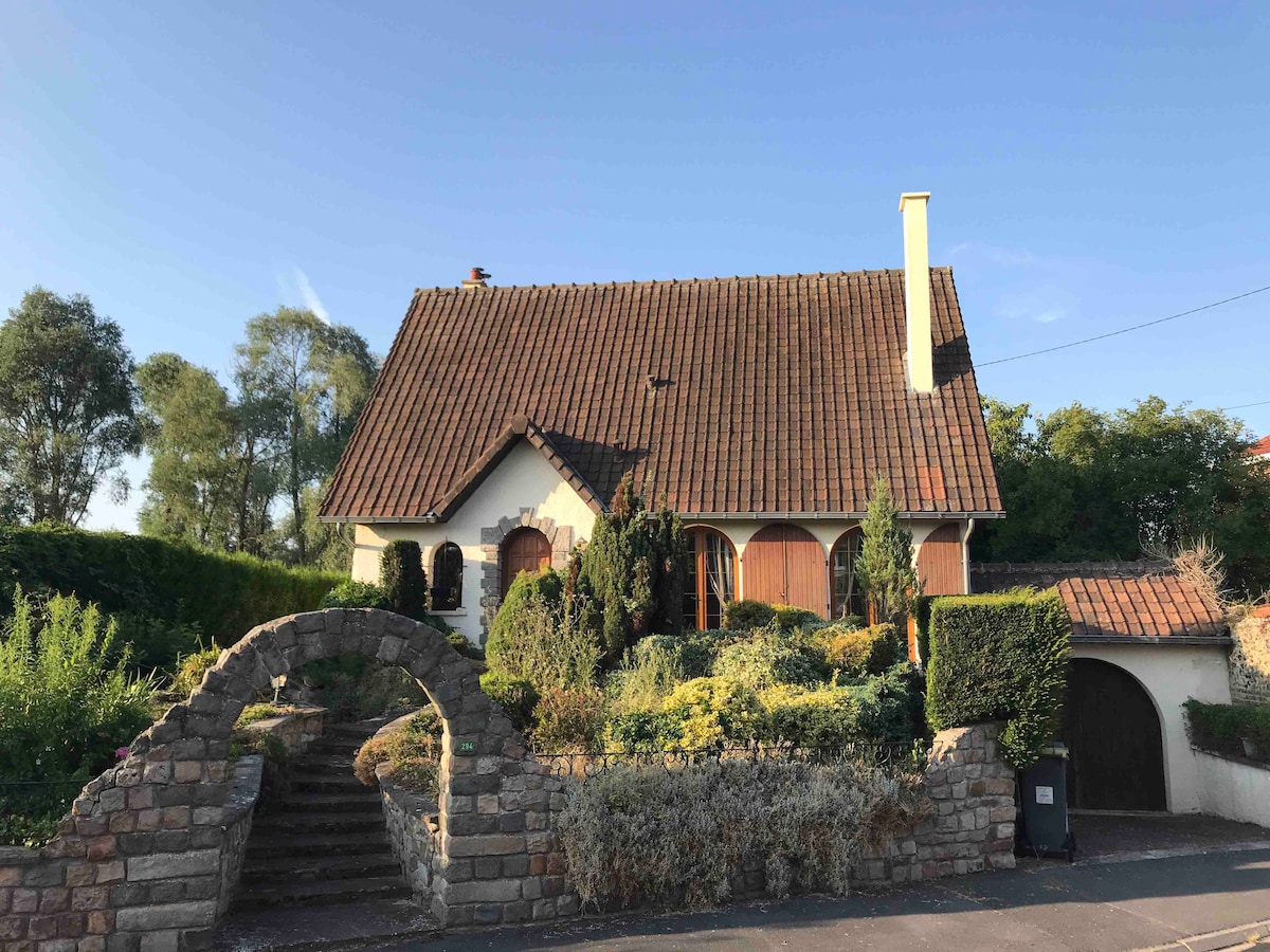 Maison de village entoure d’un pâturage