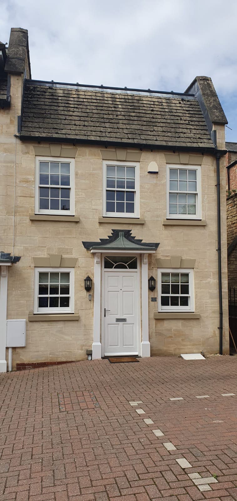 Central with parking - Stylish House in Stamford