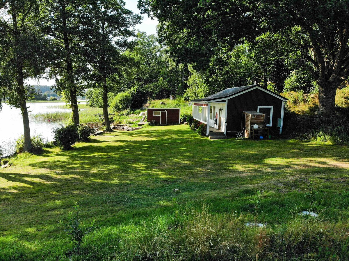 锡门湖上的舒适小屋。