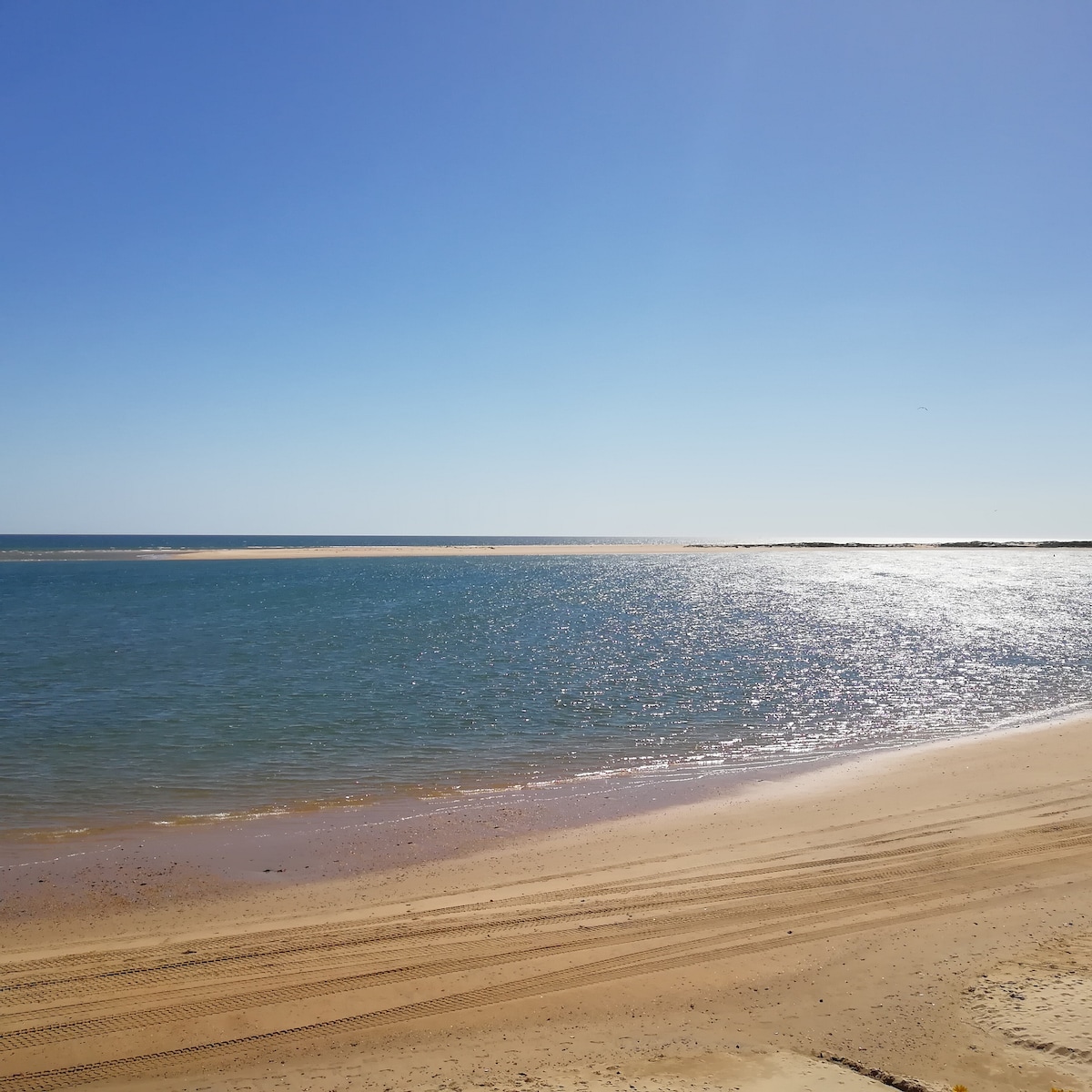 西班牙原始海岸的美丽公寓