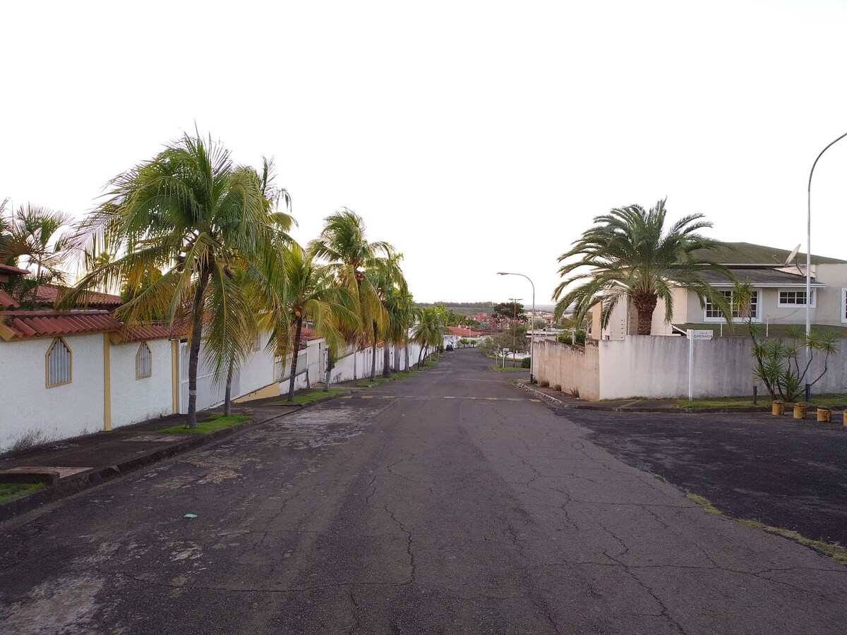 Habitación cómoda y privada con estacionamiento.