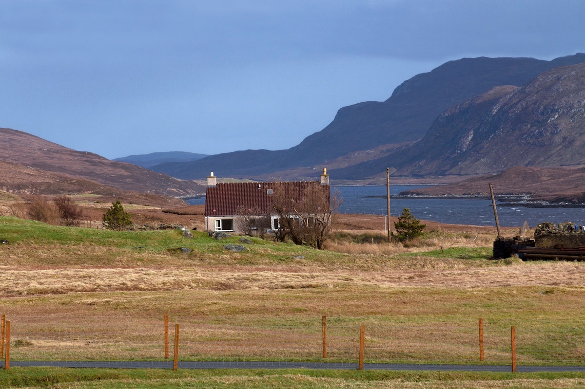 Crofter 's Cottage -可俯瞰海福斯湖（ Loch Seaforth ）。