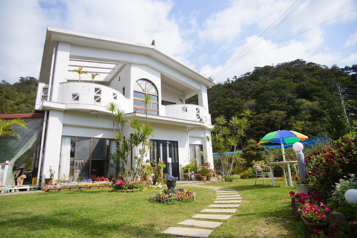 这里有早餐和晚餐。这里住着两对夫妇。