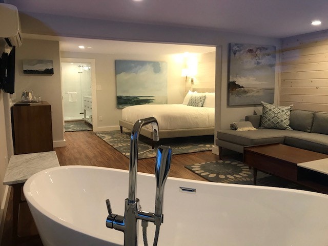 Room 8 - Topside Inn