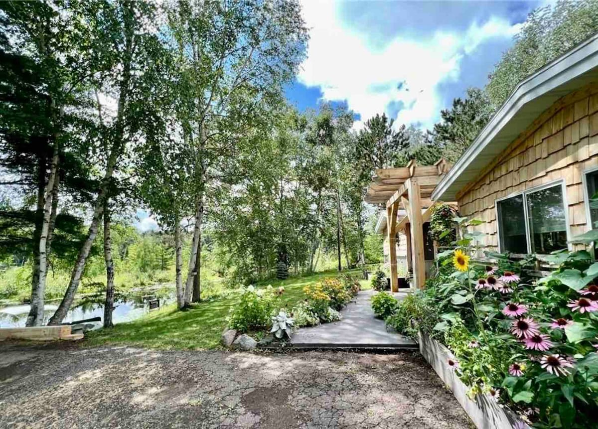 Modern Nelson Lakefront Cabin with Private Dock