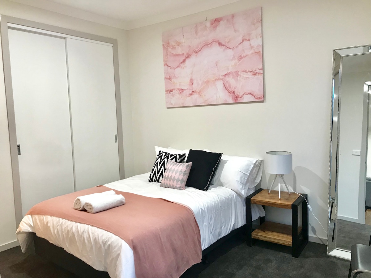 D112 Braybrook Central Stay-Great Getaway