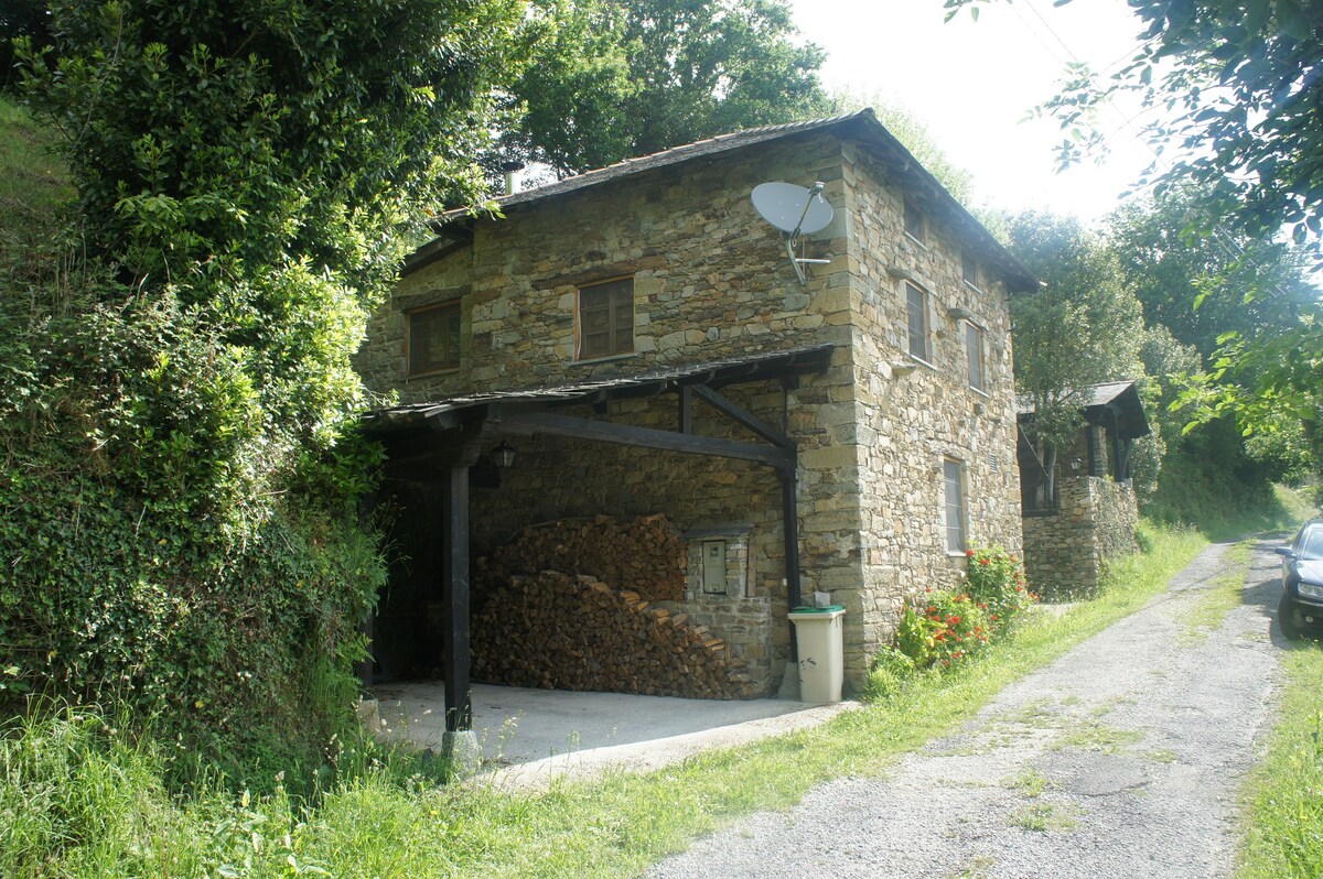 Luarca Asturias山上的乡村民宅