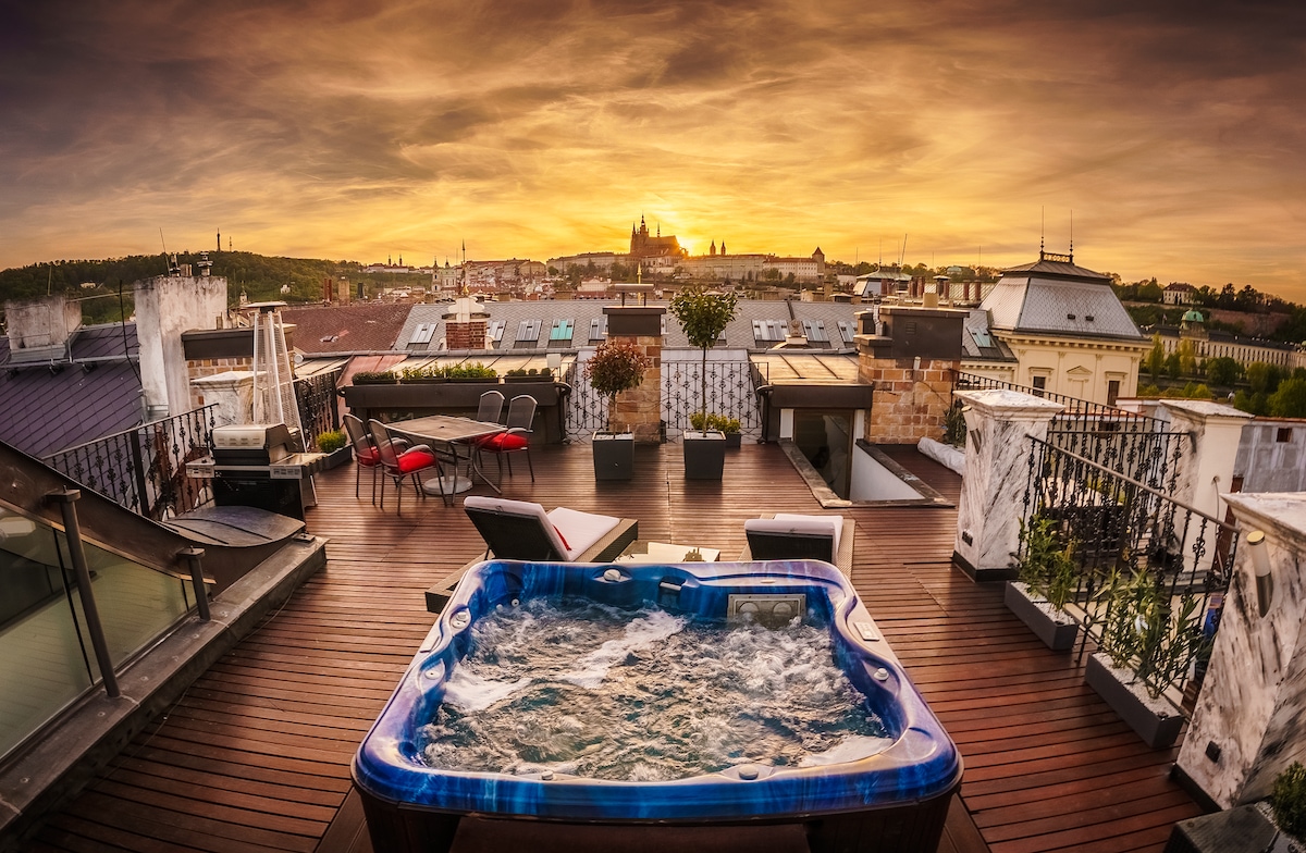 布拉格市中心露台上的3楼国王公寓+漩涡泳池