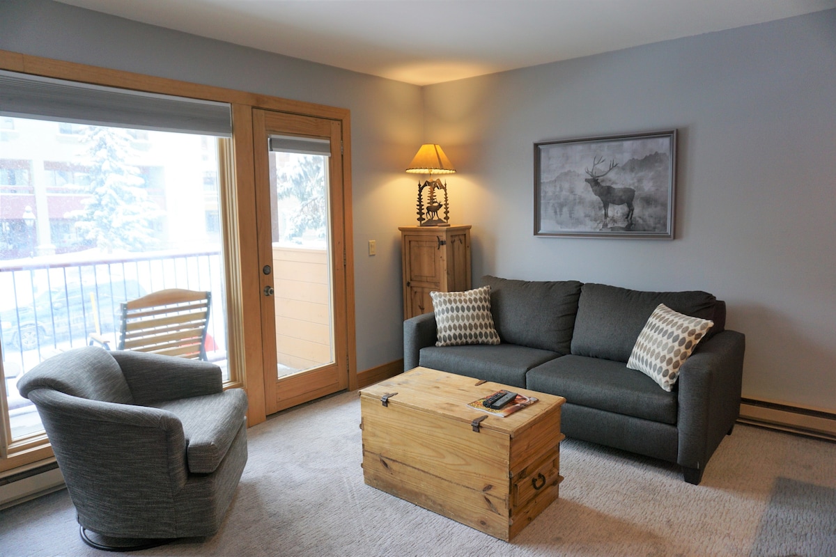 Breck 1卧室公寓-阳台、热水浴缸和免费停车位