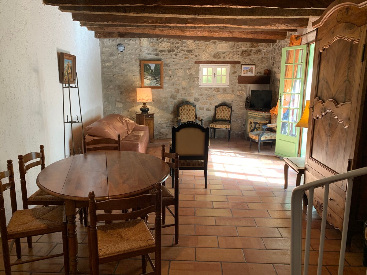 Maison de village, grande cour intérieure, 5 lits