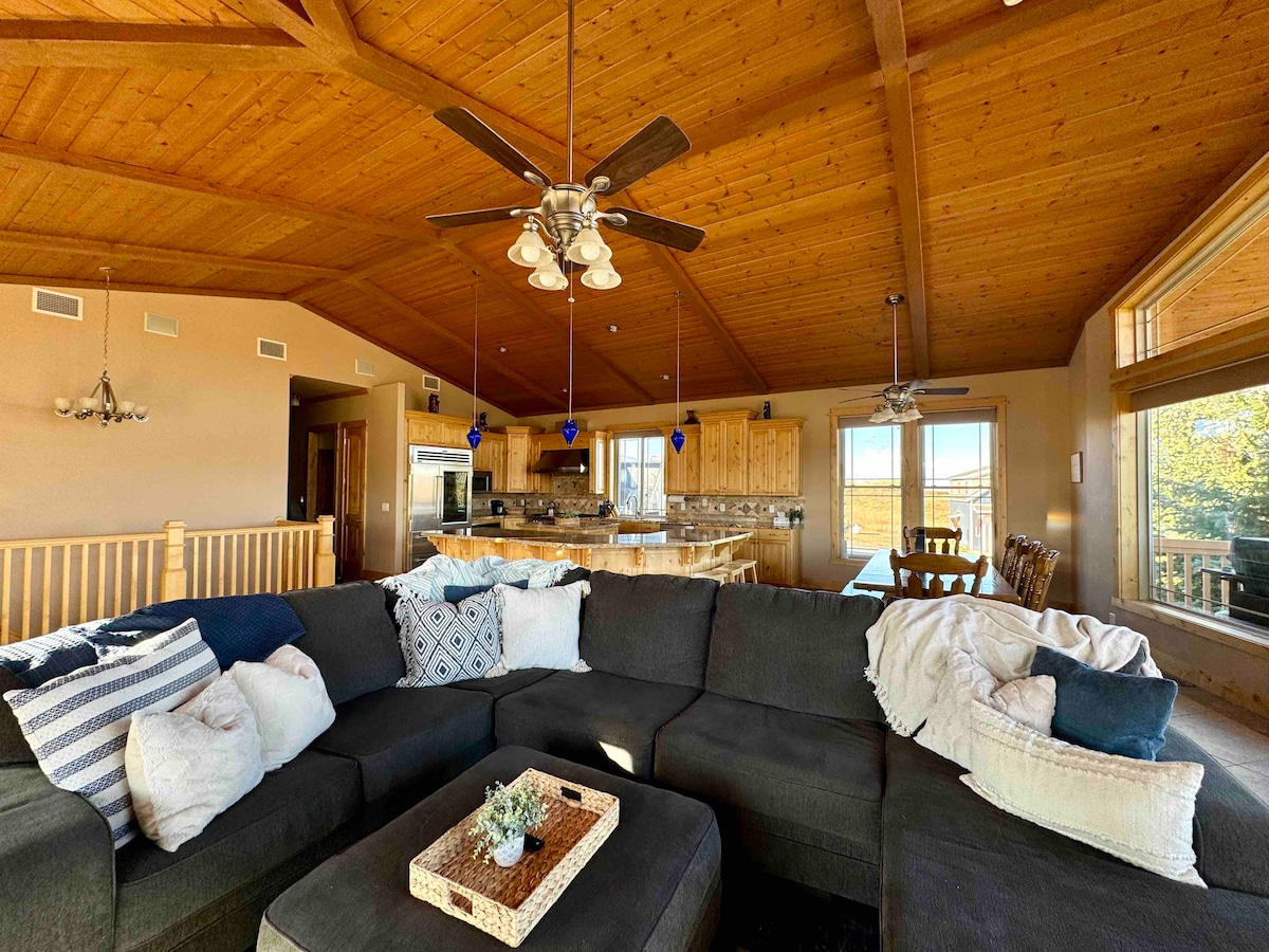 Bear Cub Lodge: 2 Families, Hot Tub, Beach Access