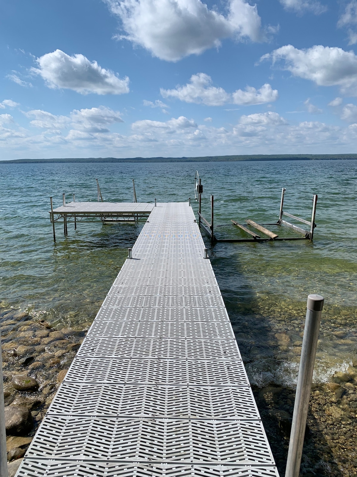 Beautiful lakefront cottage with fireplace, views