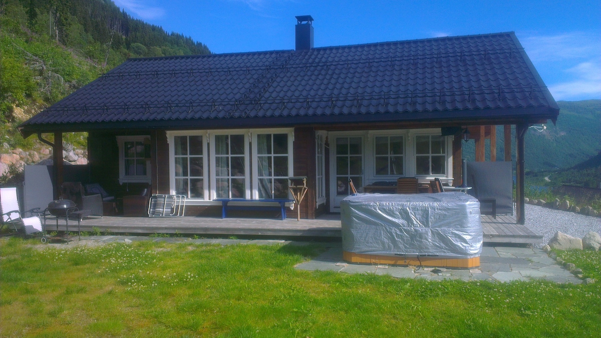 位于Sogndal县的美丽小屋，风景优美。