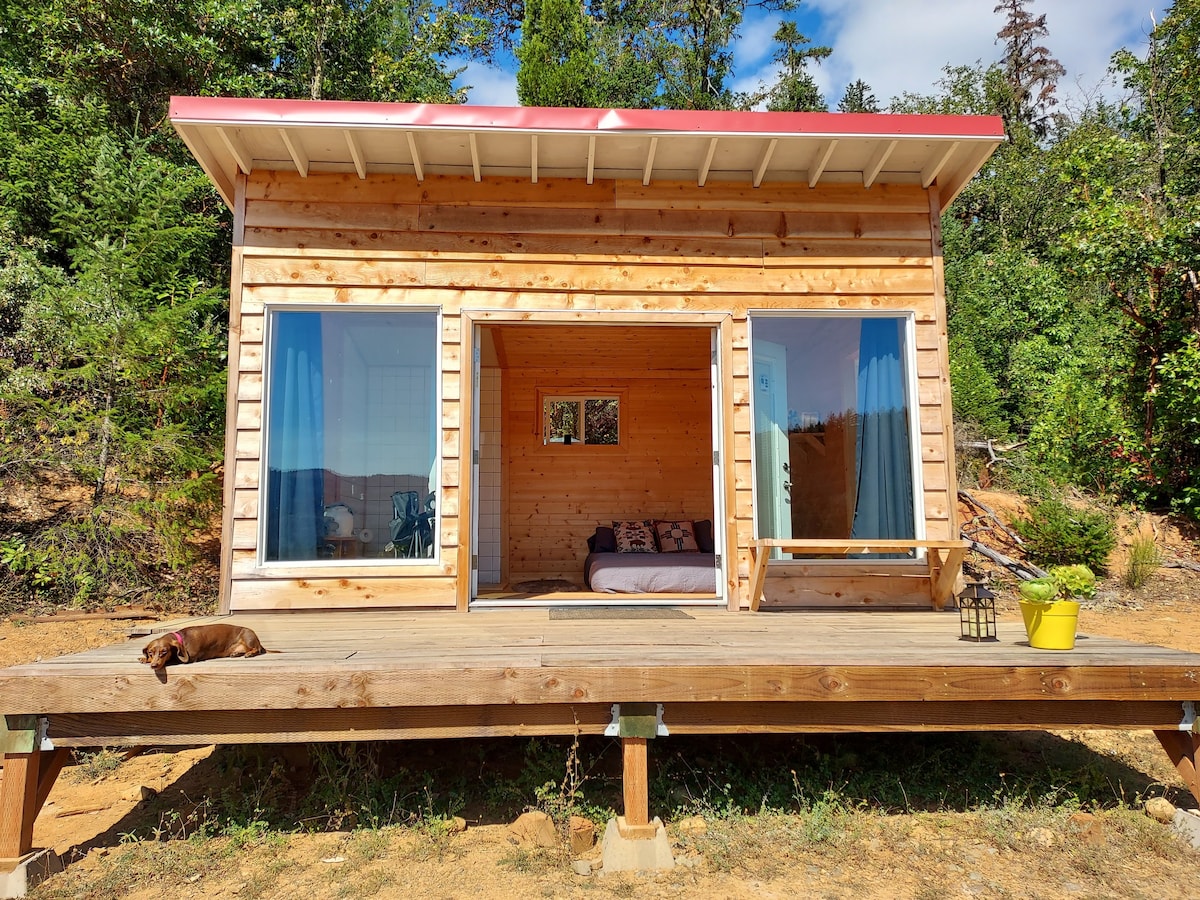 Charming Bear Creek Vineyard View Cabin