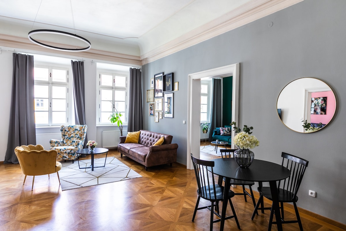 New Stylish 3 Suites Bedrooms Apt in Mala Strana