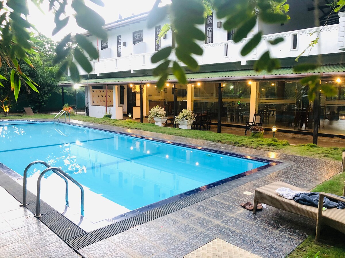 萨曼度假村雅拉泳池景观豪华双人客房