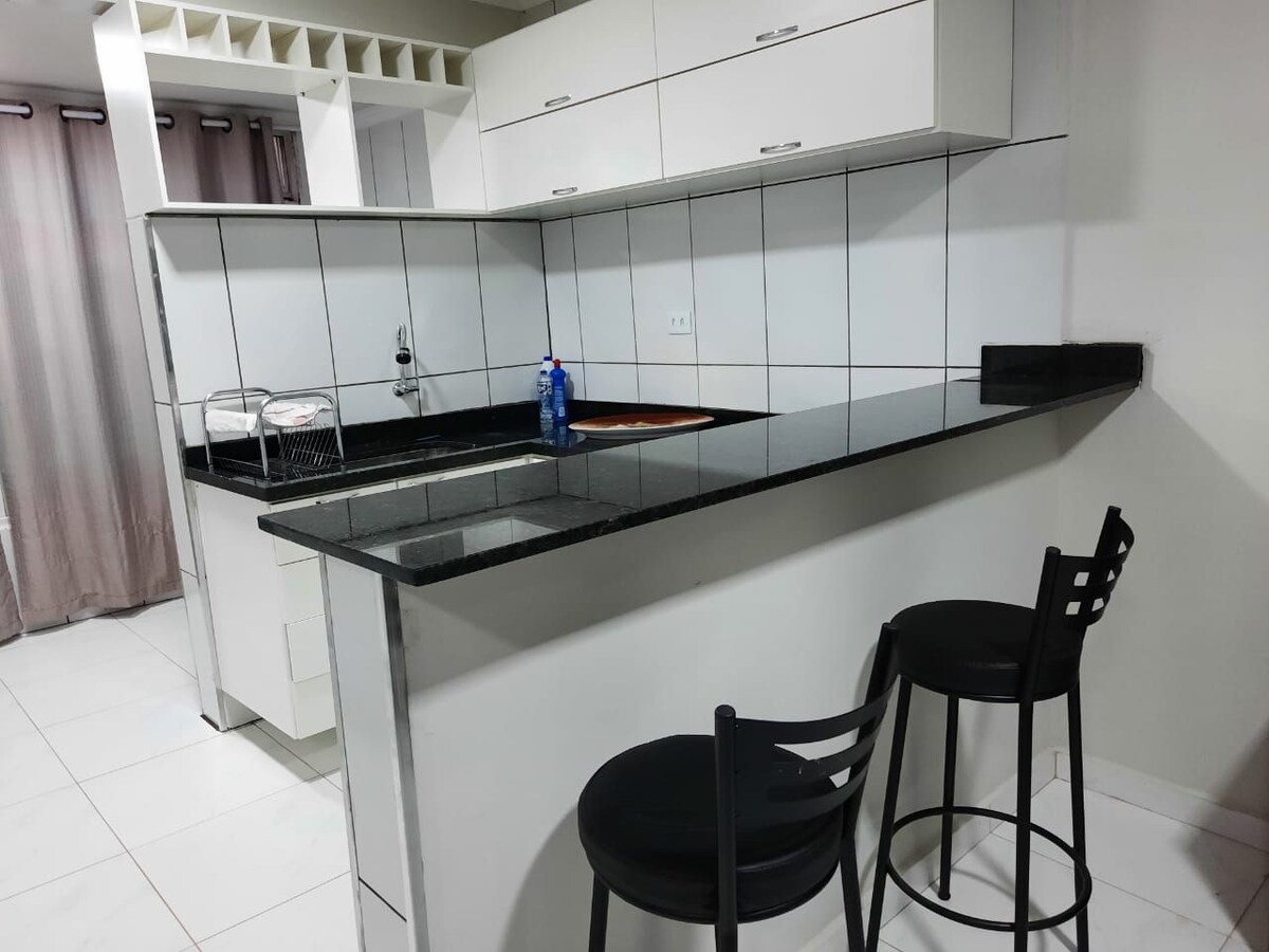 Apartamento confortável área central com garagem coberta