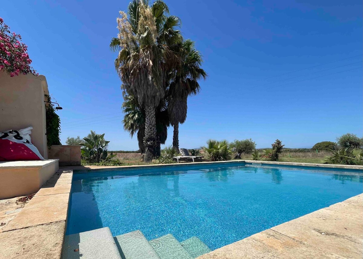 Typical Mallorcan finca - pool, quiet location