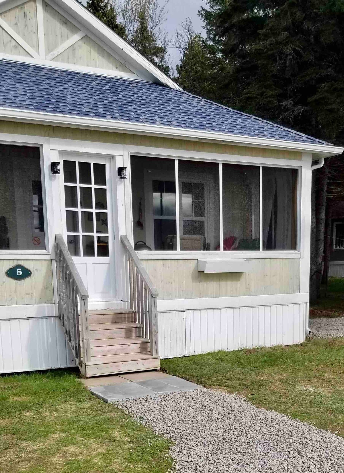 Charming Cottage No. 5 on the Bay