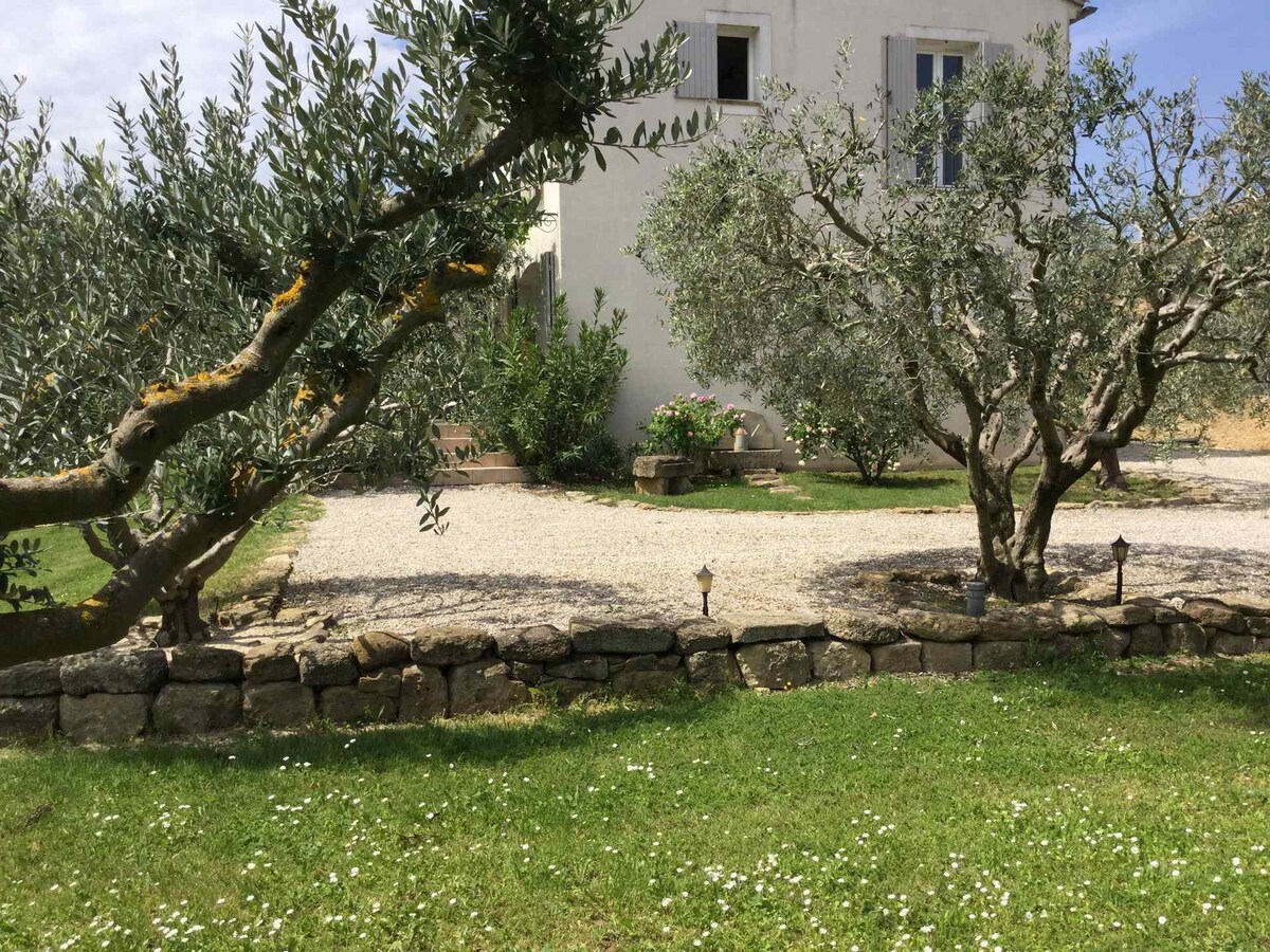 Pretty vacation rental with pool in Bédarrides near the city of Avignon, close to the center on foot - sleeps 4.