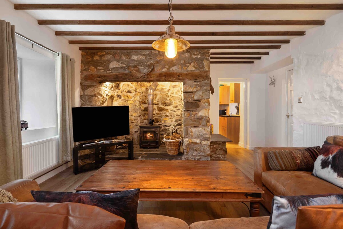 Stunning Welsh Farmhouse with Hot tub and snug