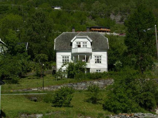 Høyheimsvik的民宿