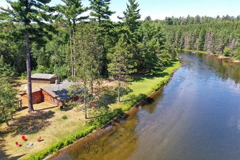 Au Sable River 3 bedroom cabin w/ indoor fireplace