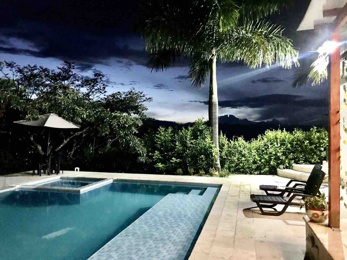 Lujosa villa en sopetran hermosa vista y piscina