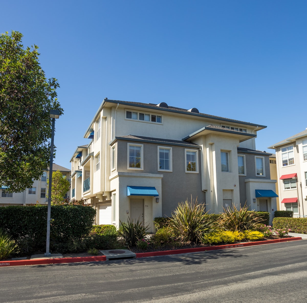 Furnished Townhome - Parking Gym Pool Jacuzzi