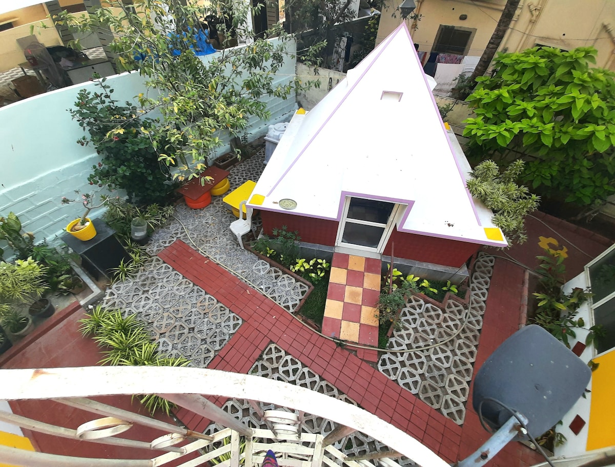 Cozy garden house with kitchen, sitout area& wifi.