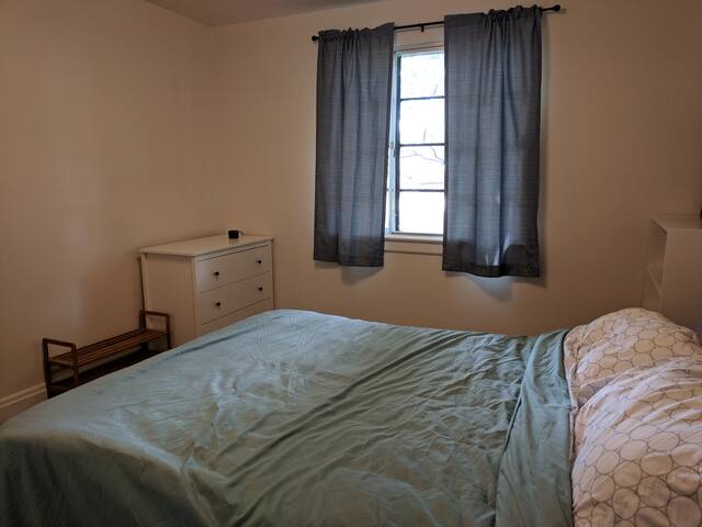 relaxing duplex room with canadian hosts!