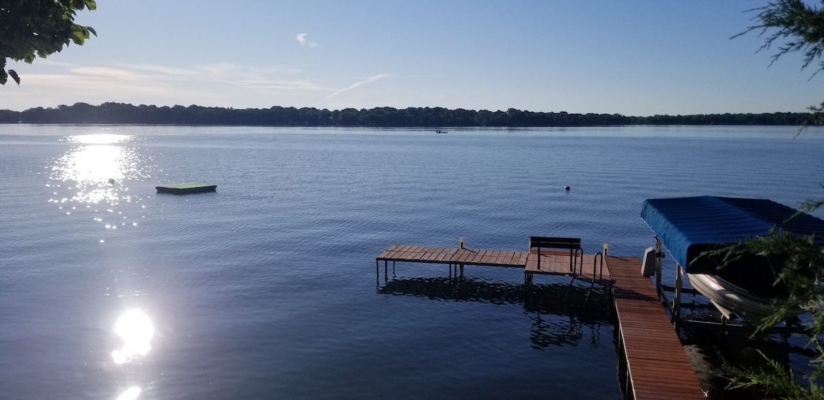 Lake shore cottage on beautiful Rock Lake