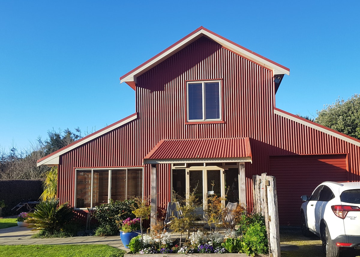 The Red Barn - Rural Retreat Close to City.