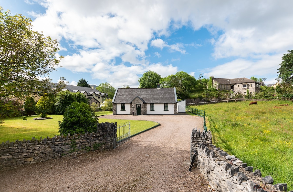 Fado Cottage located steps from Kenmare town