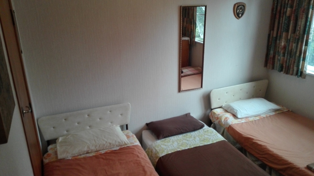 双床卧室- 9平方米2张单人床-白色和蓝色住宿加早餐